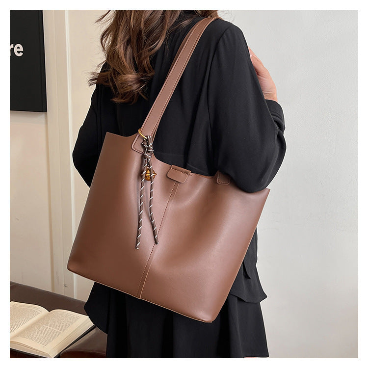 Fashionable And Versatile Commuter Shoulder Bag