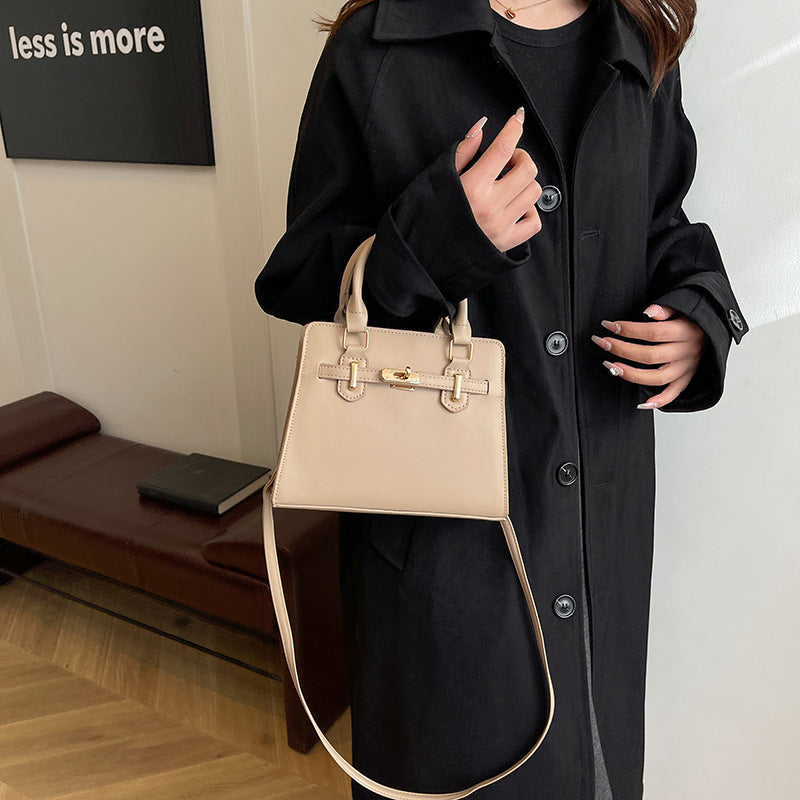 Minimalist Leather-buckle Crossbody Bag With A Soft Exterior And Large Capacity