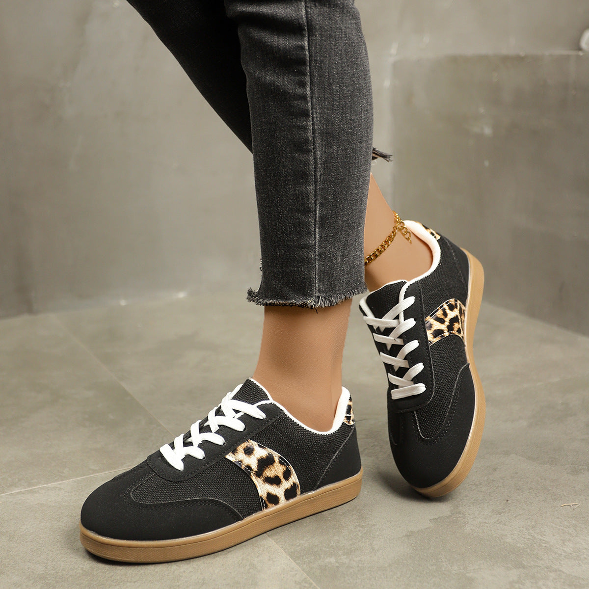 Round Toe Lace-up Vintage Leopard Print German Training Shoes