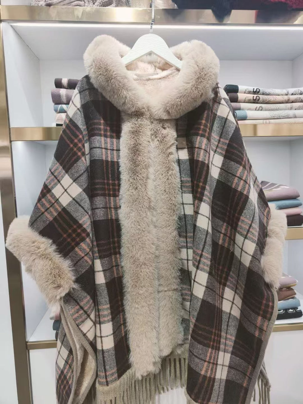 New Fallwinter Tippet With A Trendy Maillard Plaid Design Lined With Soft Fleece For Extra Warmth