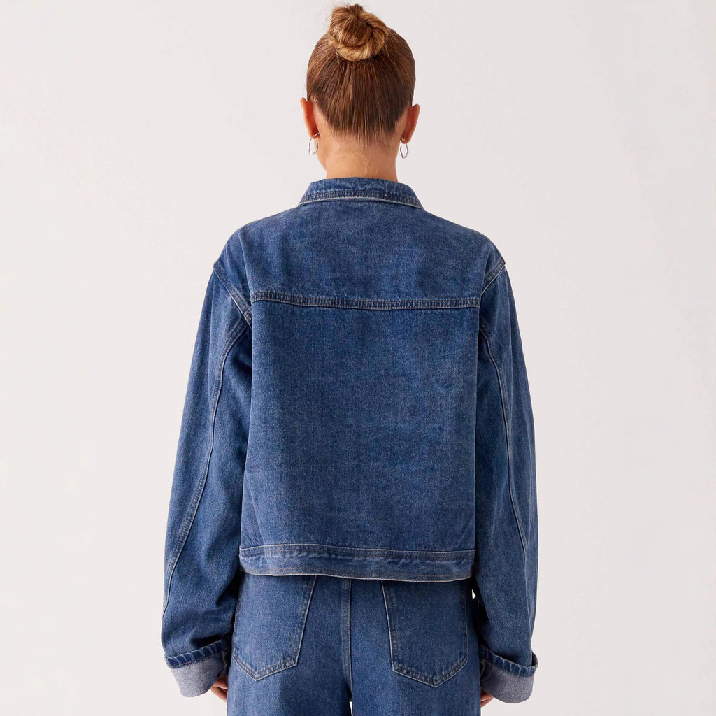 Casual Denim Jacket With A Turn-Down Collar And Long Sleeves