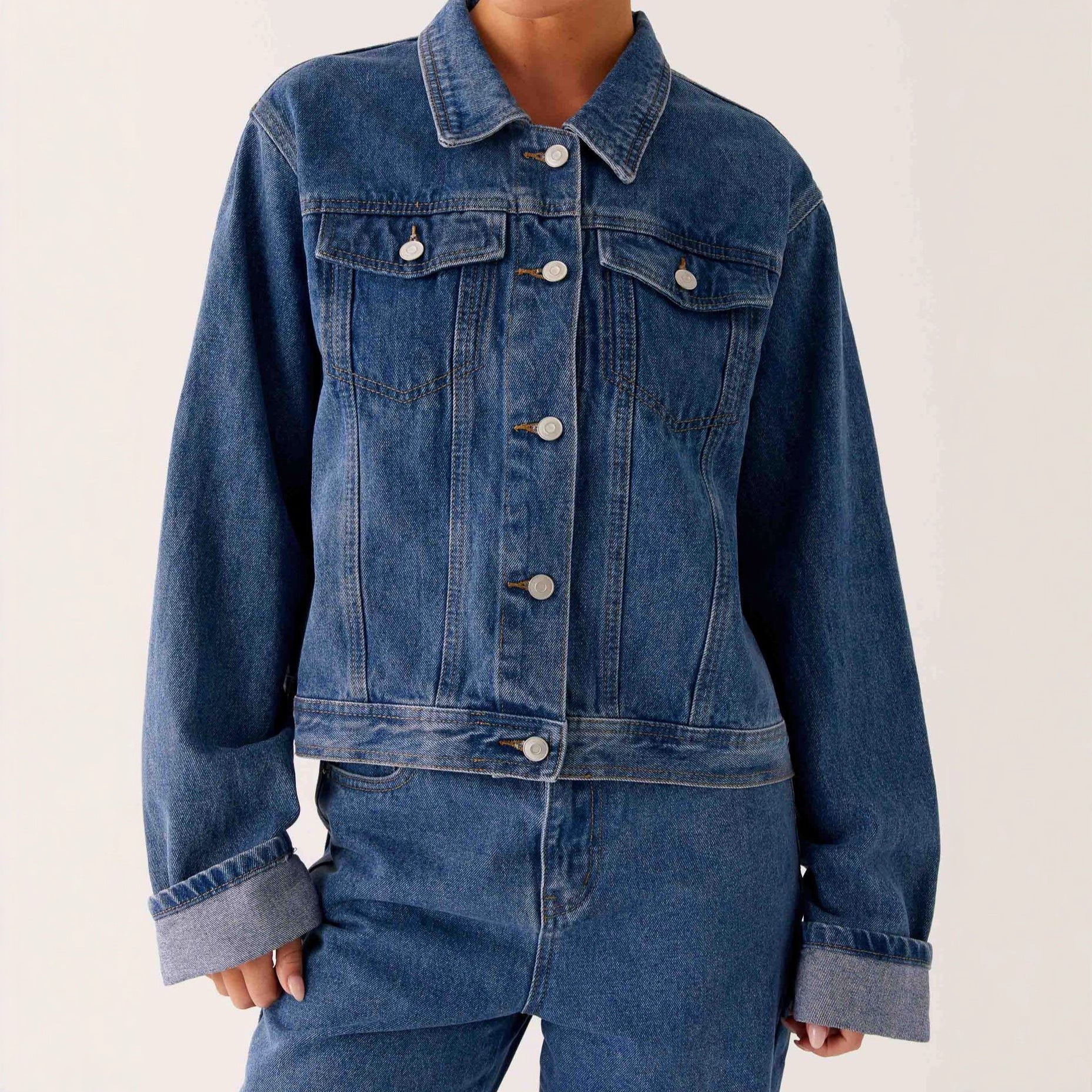 Casual Denim Jacket With A Turn-Down Collar And Long Sleeves