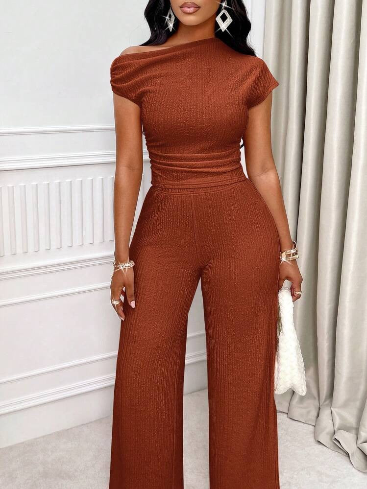 Two-piece Set Featuring A Fitted Top Paired With Wide-leg Pants