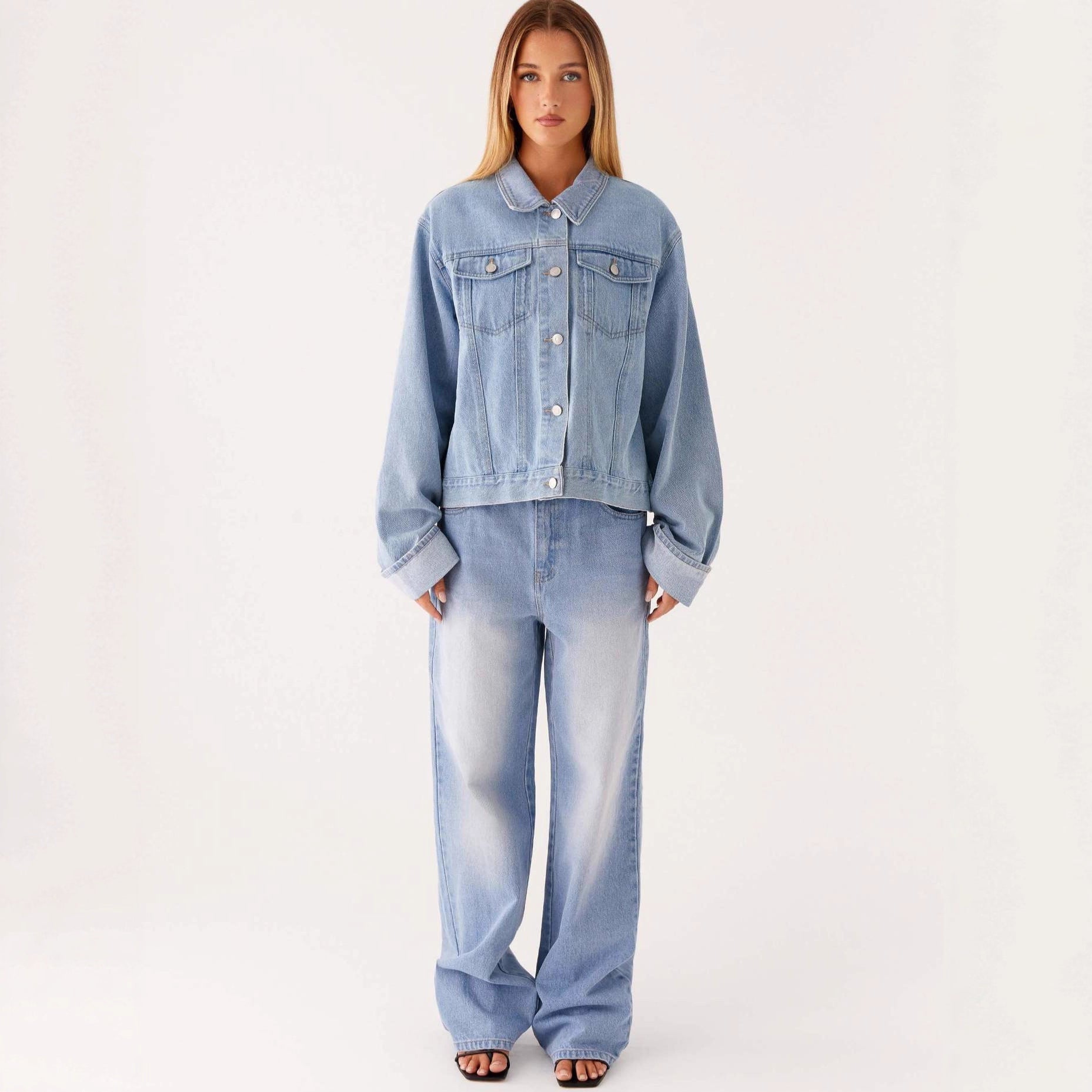 Casual Denim Jacket With A Turn-Down Collar And Long Sleeves