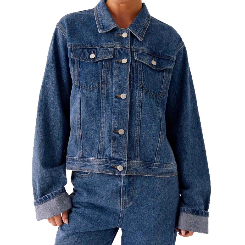 Casual Denim Jacket With A Turn-Down Collar And Long Sleeves
